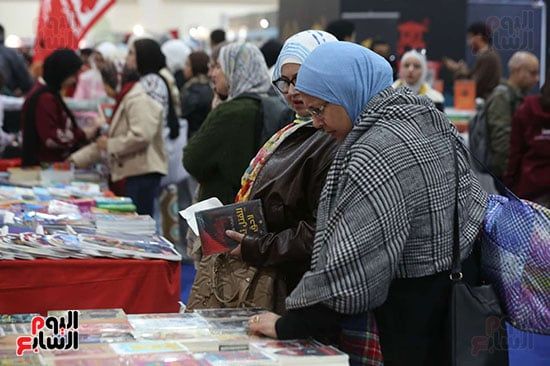 اجواء مليئة بالكتب من داخل المعرض اجواء مليئة بالكتب من داخل المعرض