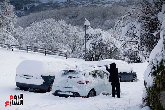 محاولات أزالة الثلج من على السيارات محاولات أزالة الثلج من على السيارات