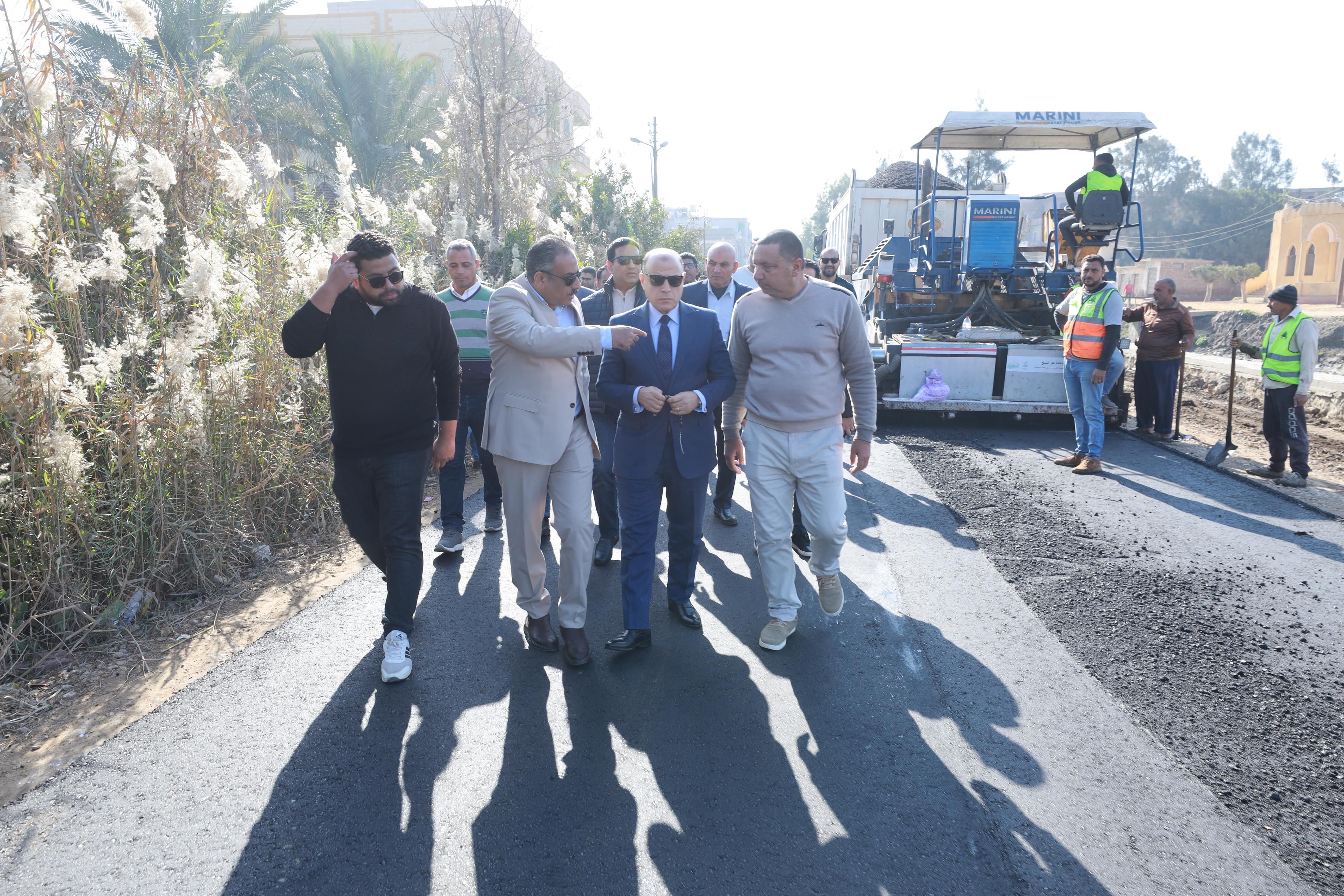 محافظ كفر الشيخ يتفقد أعمال الرصف بطريق كوبري الزاوية محافظ كفر الشيخ يتفقد أعمال الرصف بطريق كوبري الزاوية