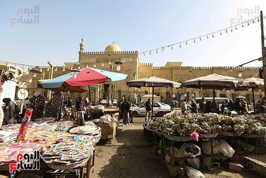 بيع الفوانيس أمام مسجد السيدة زينب بيع الفوانيس أمام مسجد السيدة زينب