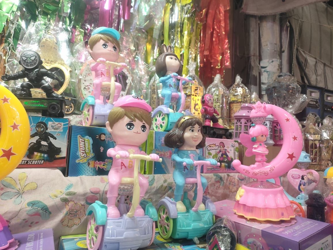 تحف وأشكال مختلفة للفوانيس فى المحلات تحف وأشكال مختلفة للفوانيس فى المحلات