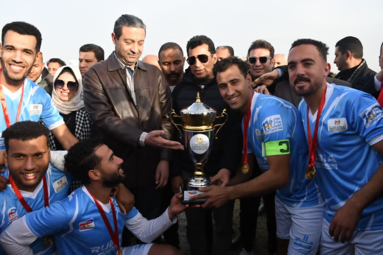 وزير الشباب والرياضة يسلم درع دوري مراكز الشباب بدمياط وزير الشباب والرياضة يسلم درع دوري مراكز الشباب بدمياط