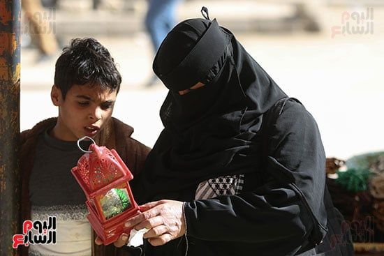 الأم وابنها مع الفانوس الأم وابنها مع الفانوس