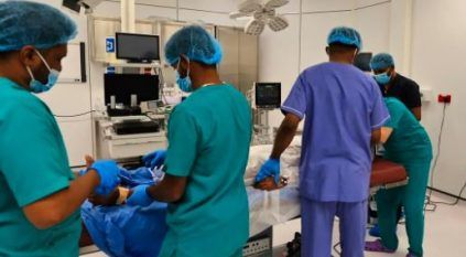 تدخل طبي سعودي يعيد الحياة ليمني سبعيني في سقطرى