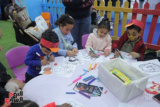 الأطفال ترسم اللوحات داخل معرض الكتاب الأطفال ترسم اللوحات داخل معرض الكتاب