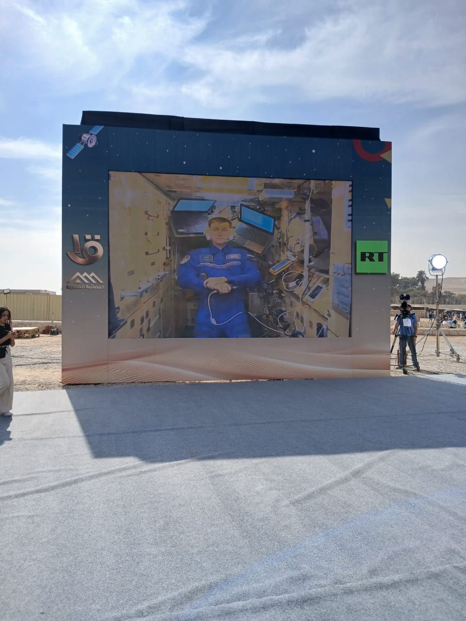 رائد الفضاء فى الأهرامات رائد الفضاء فى الأهرامات