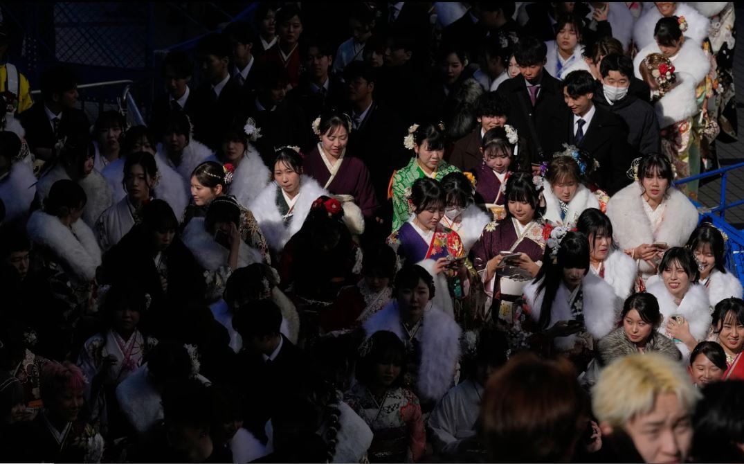 لشباب في العشرين من عمرهم في حفل بلوغ سن الرشد في اليابان (5) لشباب في العشرين من عمرهم في حفل بلوغ سن الرشد في اليابان (5)