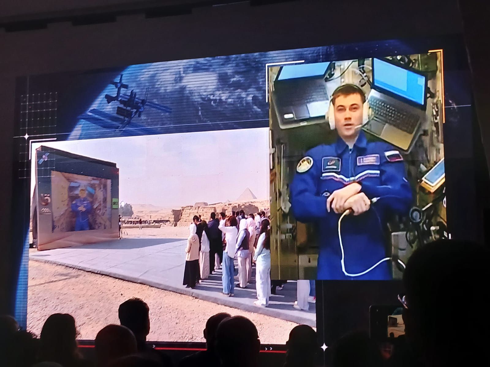 رائد الفضاء والاتصال عبر الأقمار الصناعية رائد الفضاء والاتصال عبر الأقمار الصناعية