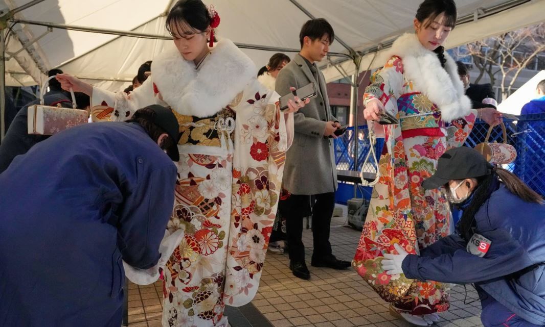 لشباب في العشرين من عمرهم في حفل بلوغ سن الرشد في اليابان (7) لشباب في العشرين من عمرهم في حفل بلوغ سن الرشد في اليابان (7)