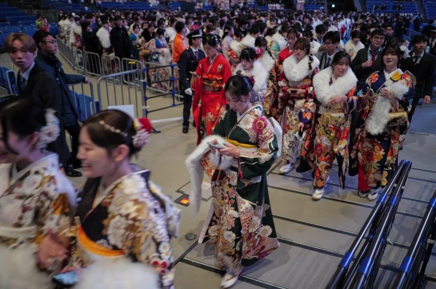 لشباب في العشرين من عمرهم في حفل بلوغ سن الرشد في اليابان (2) لشباب في العشرين من عمرهم في حفل بلوغ سن الرشد في اليابان (2)
