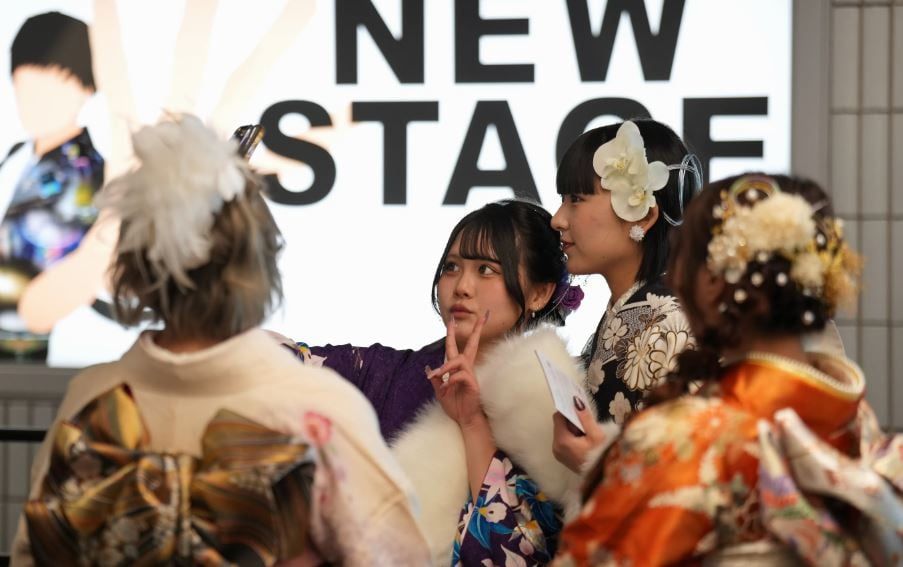 لشباب في العشرين من عمرهم في حفل بلوغ سن الرشد في اليابان (3) لشباب في العشرين من عمرهم في حفل بلوغ سن الرشد في اليابان (3)