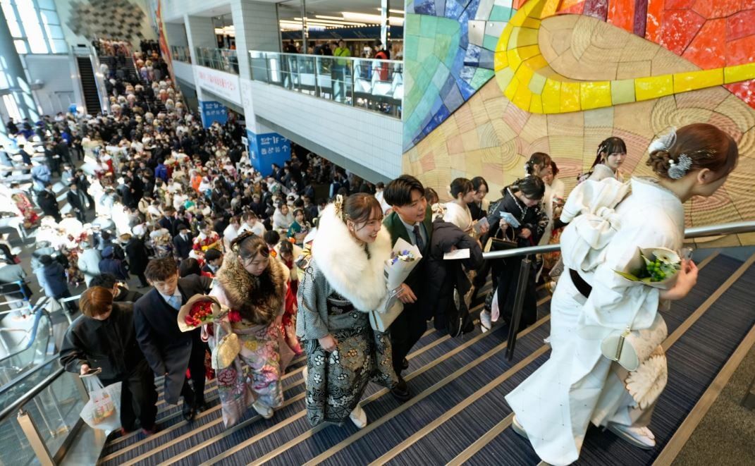 لشباب في العشرين من عمرهم في حفل بلوغ سن الرشد في اليابان (8) لشباب في العشرين من عمرهم في حفل بلوغ سن الرشد في اليابان (8)