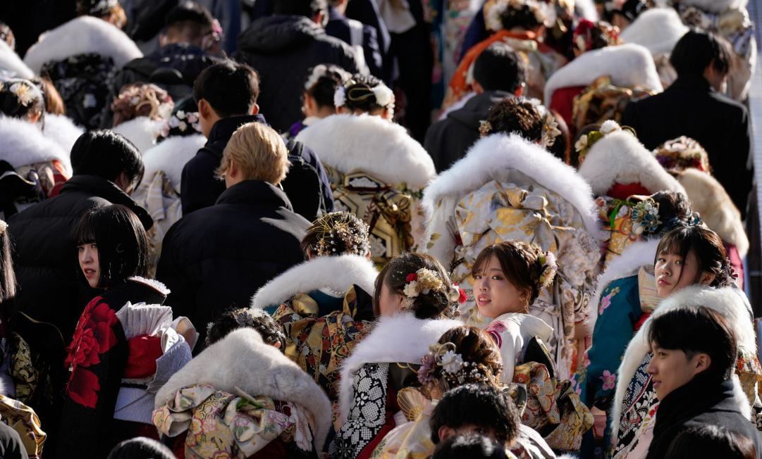 لشباب في العشرين من عمرهم في حفل بلوغ سن الرشد في اليابان (1) لشباب في العشرين من عمرهم في حفل بلوغ سن الرشد في اليابان (1)