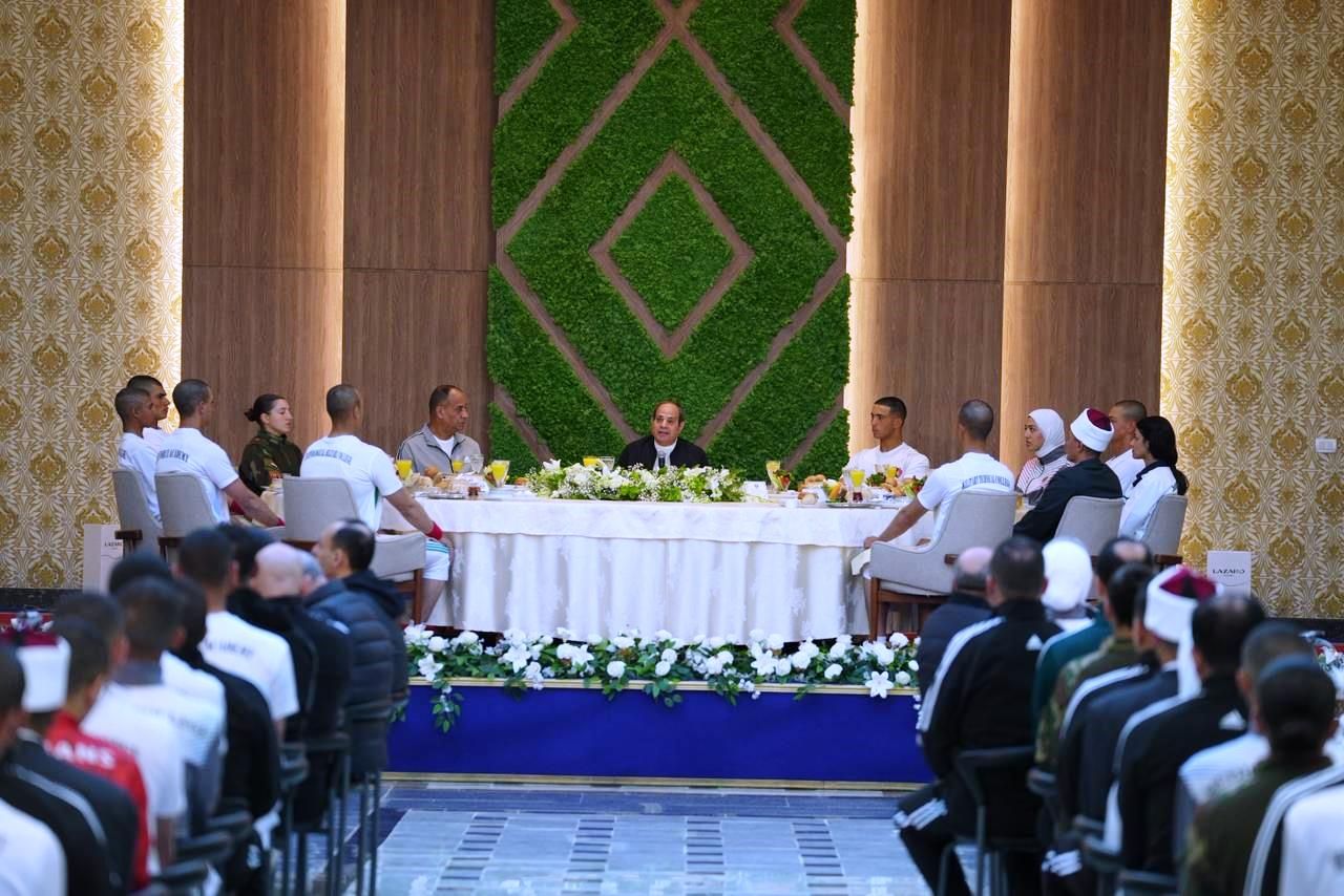 الرئيس السيسى مع طلاب الأكاديمية العسكرية (2) الرئيس السيسى مع طلاب الأكاديمية العسكرية (2)