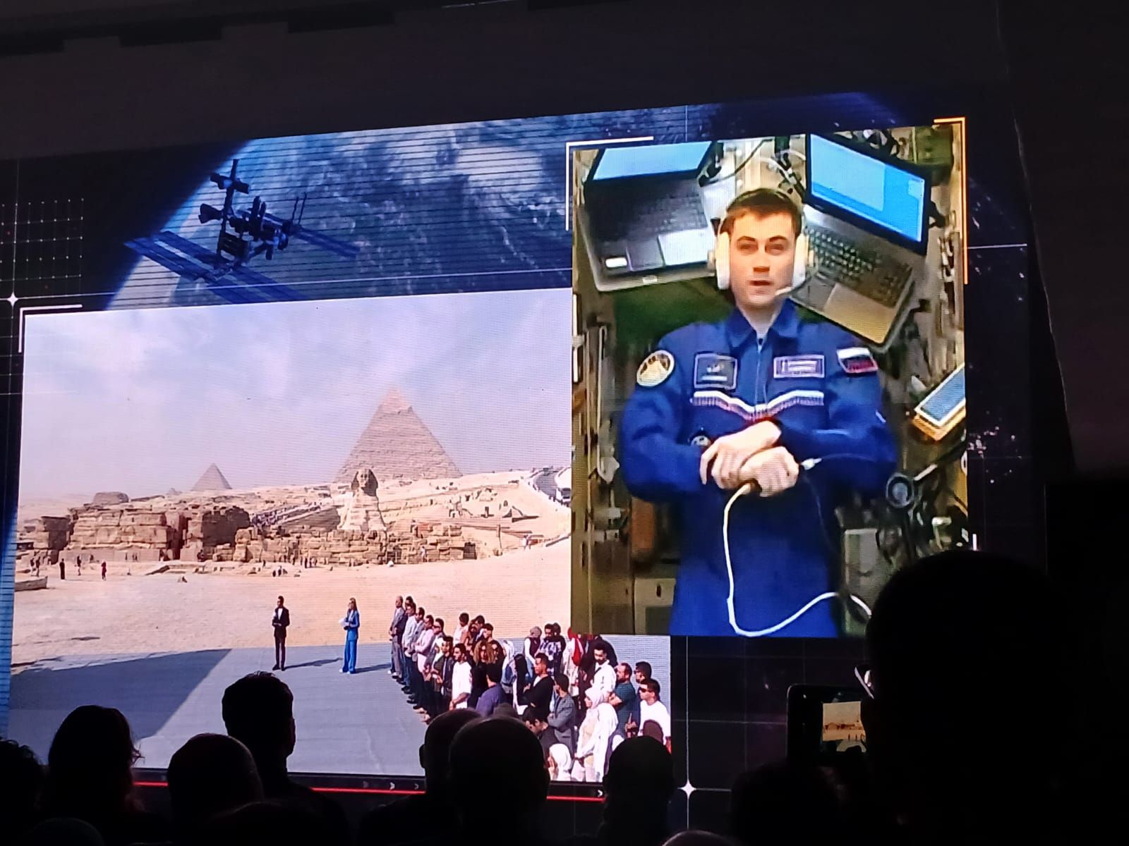 رائد فضاء فى الأهرامات رائد فضاء فى الأهرامات