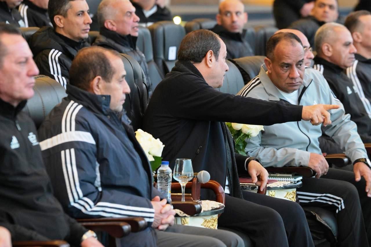 الرئيس يتابع أنشطة الأكاديمية العسكرية الرئيس يتابع أنشطة الأكاديمية العسكرية