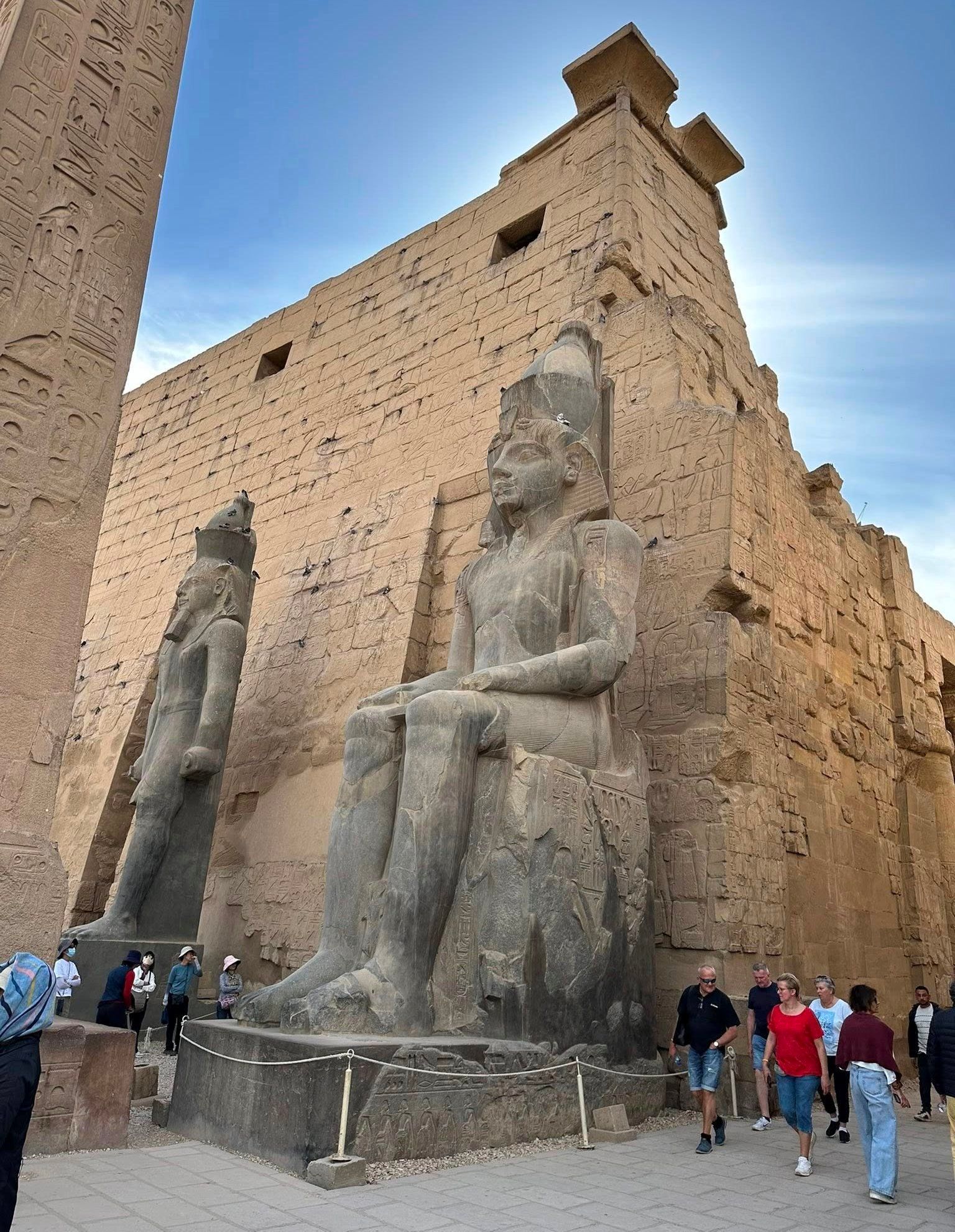 زيارات السائحين للتماثيل فى معبد الأقصر زيارات السائحين للتماثيل فى معبد الأقصر