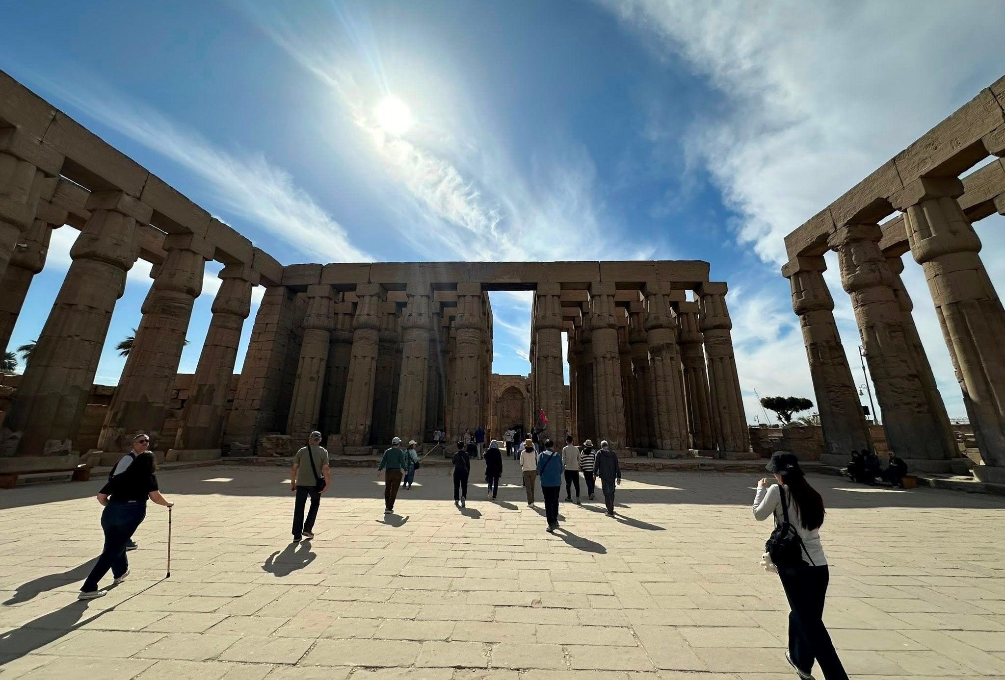 متعة سياح العالم فى قلب معبد الأقصر متعة سياح العالم فى قلب معبد الأقصر