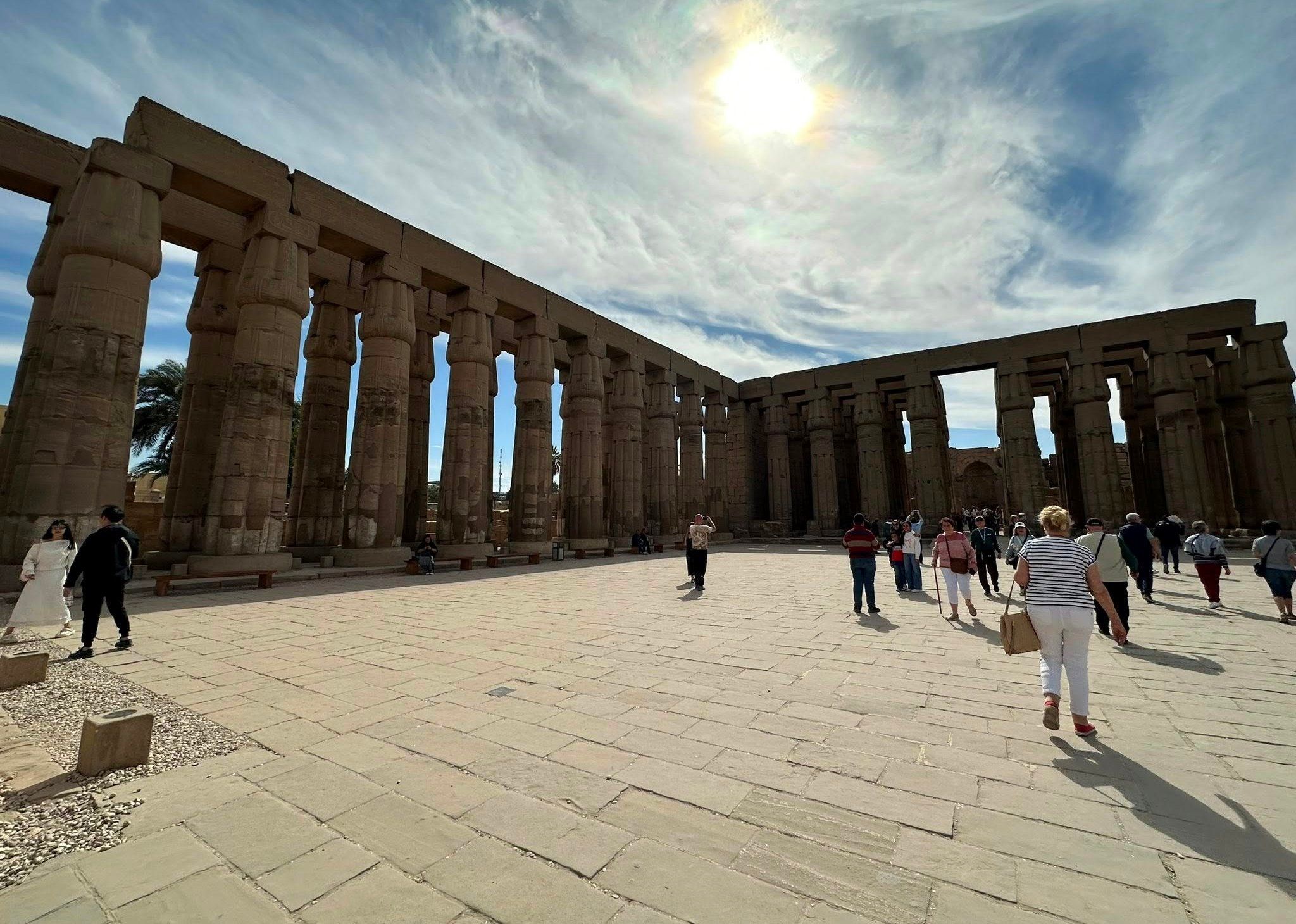 جانب من متعة سياح العالم فى قلب معبد الأقصر جانب من متعة سياح العالم فى قلب معبد الأقصر