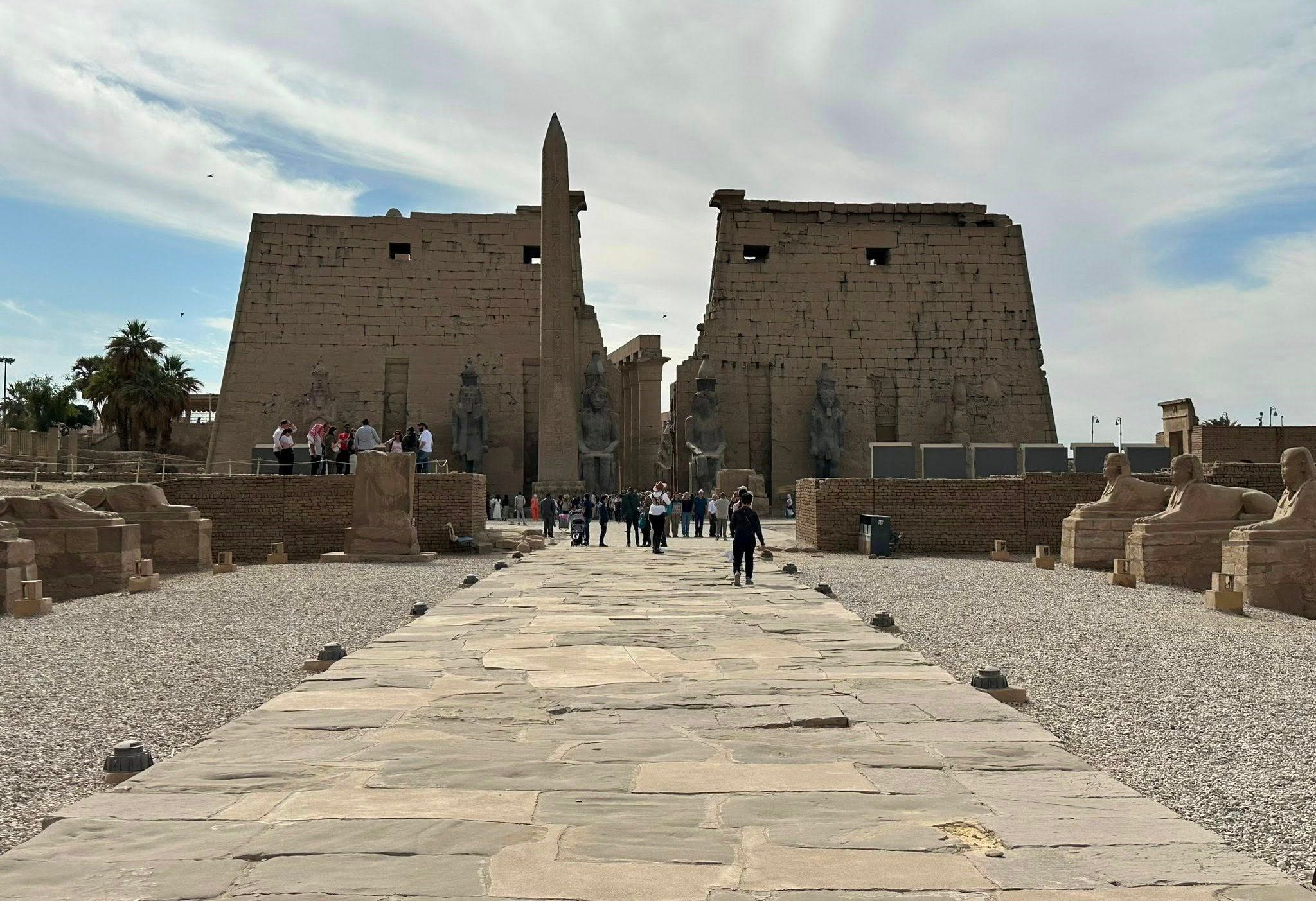 استمتاع السائحين فى قلب طريق الكباش ومعبد الأقصر استمتاع السائحين فى قلب طريق الكباش ومعبد الأقصر