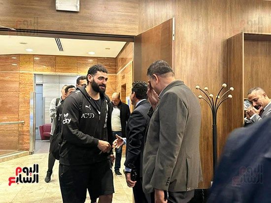 وزير-الشباب-يستقبل-أبطال-كرة-اليد-بمطار-القاهرة-(2) وزير-الشباب-يستقبل-أبطال-كرة-اليد-بمطار-القاهرة-(2)