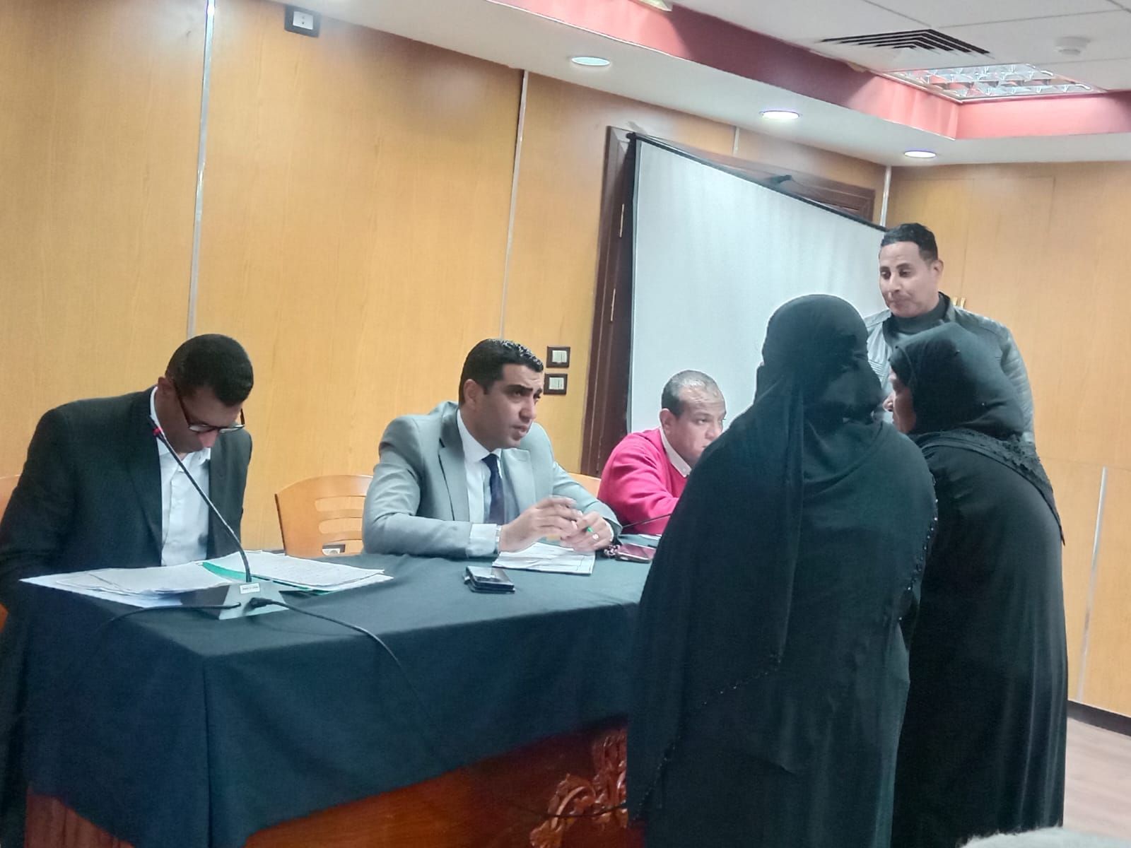 نائب محافظ الأقصر يبحث شكاوى وطلبات المواطنين خلال لقاء اليوم المفتوح نائب محافظ الأقصر يبحث شكاوى وطلبات المواطنين خلال لقاء اليوم المفتوح