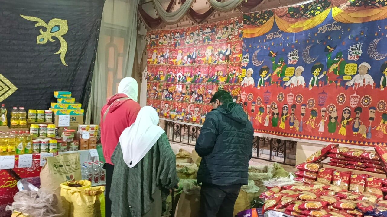 جانب من توافد المواطنين على المعرض جانب من توافد المواطنين على المعرض