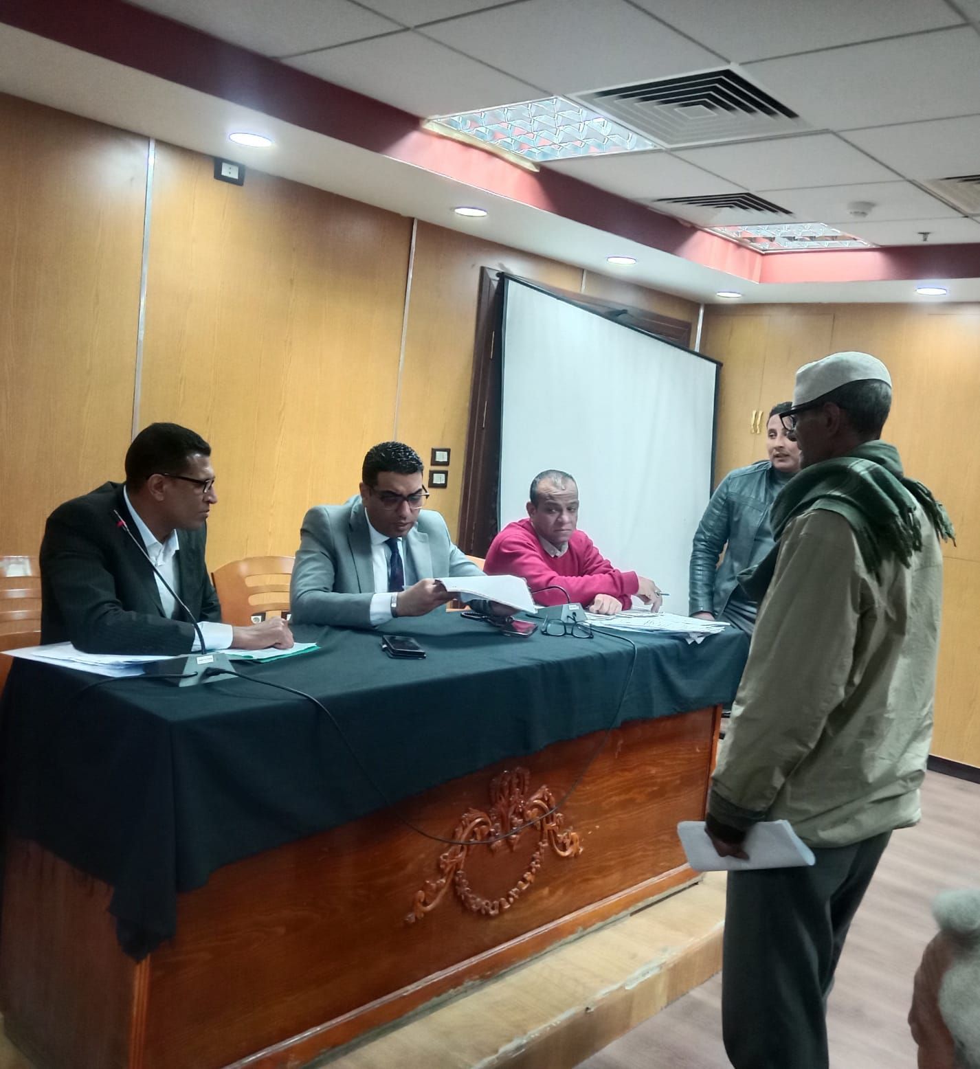 نائب المحافظ يتلقى 26 طلباً وشكوى حول التقنين والتصالح والمياه والصرف والإسكان نائب المحافظ يتلقى 26 طلباً وشكوى حول التقنين والتصالح والمياه والصرف والإسكان