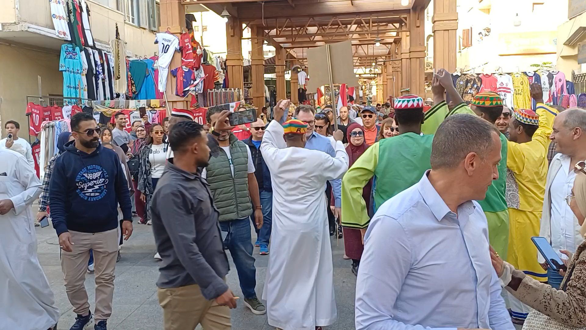 سفير كندا بالقاهرة يتفاعل بالرقص مع فرق مهرجان أسوان الدولى سفير كندا بالقاهرة يتفاعل بالرقص مع فرق مهرجان أسوان الدولى