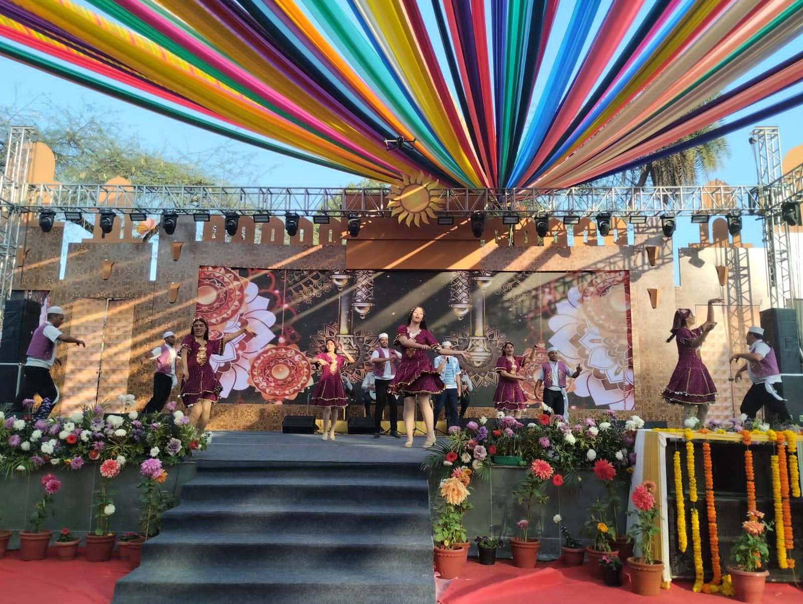 فرقة الإسماعيلية للفنون الشعبية تتألق فى مهرجان سوراج كوند الدولي فرقة الإسماعيلية للفنون الشعبية تتألق فى مهرجان سوراج كوند الدولي