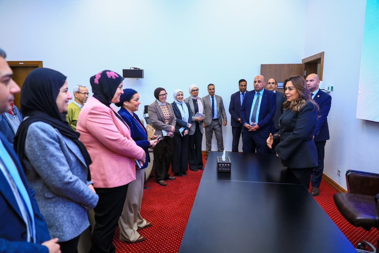 الوزيرة والعاملين بالوزارة