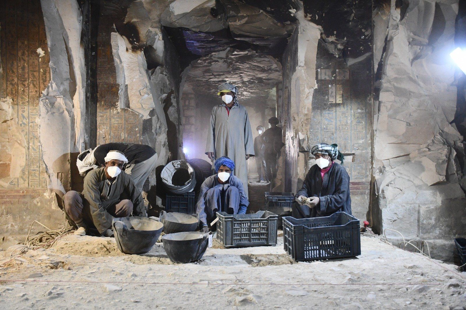 العمل داخل مقبرة بادى آمون أوبت بطول 320 متراً في جبانة العساسيف