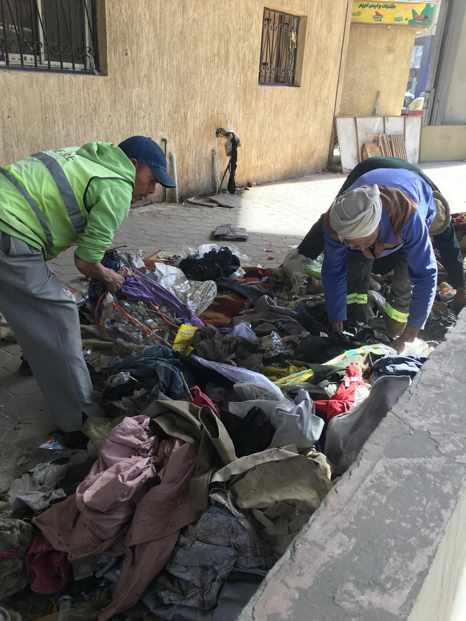 حى العجوزة يرفع بؤر المخلفات وأماكن الفرز العشوائى بأرض اللواء (5)