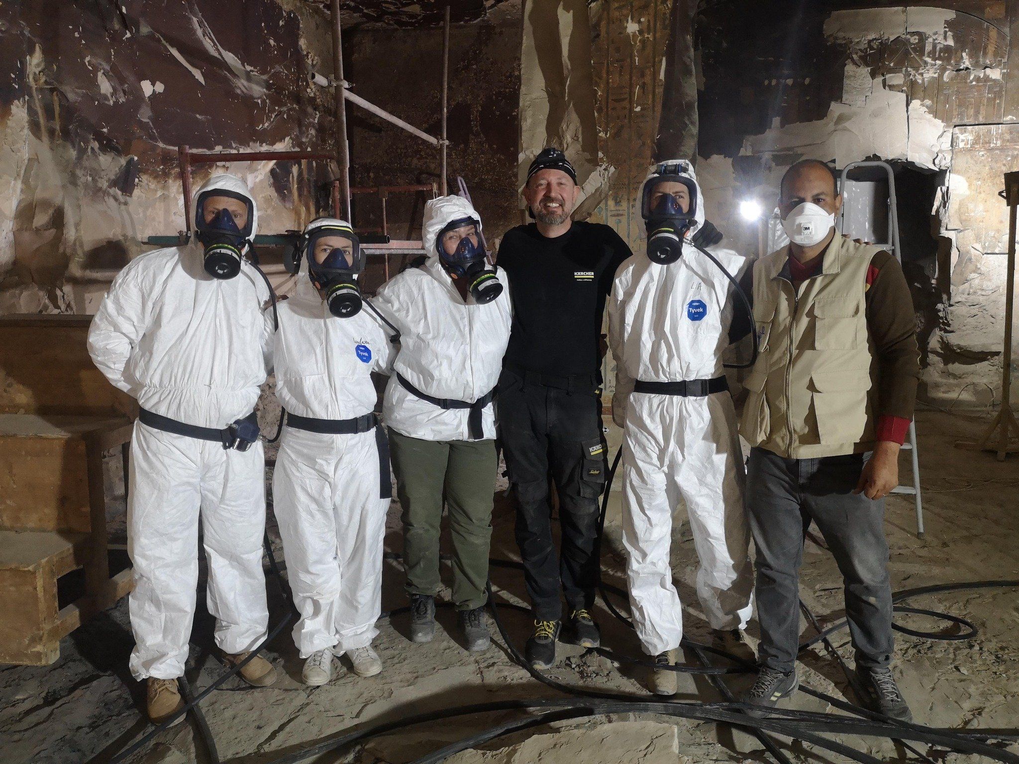 فريق البعثة الفرنسية خلال العمل فى التنظيف الكيميائي بمقبرة بادى آمون