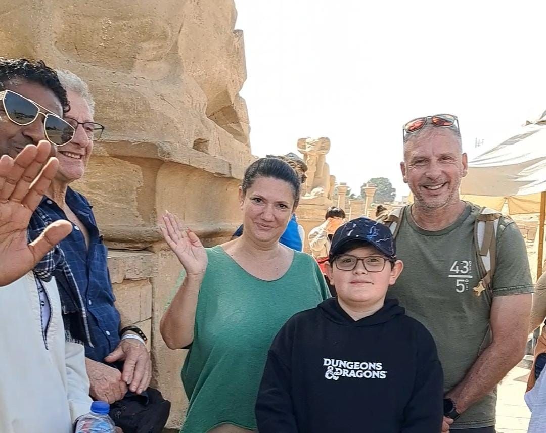 سياح فرنسيون بمعابد الكرنك يقدمون التهنئة للشعب المصري بقدوم شهر رمضان سياح فرنسيون بمعابد الكرنك يقدمون التهنئة للشعب المصري بقدوم شهر رمضان