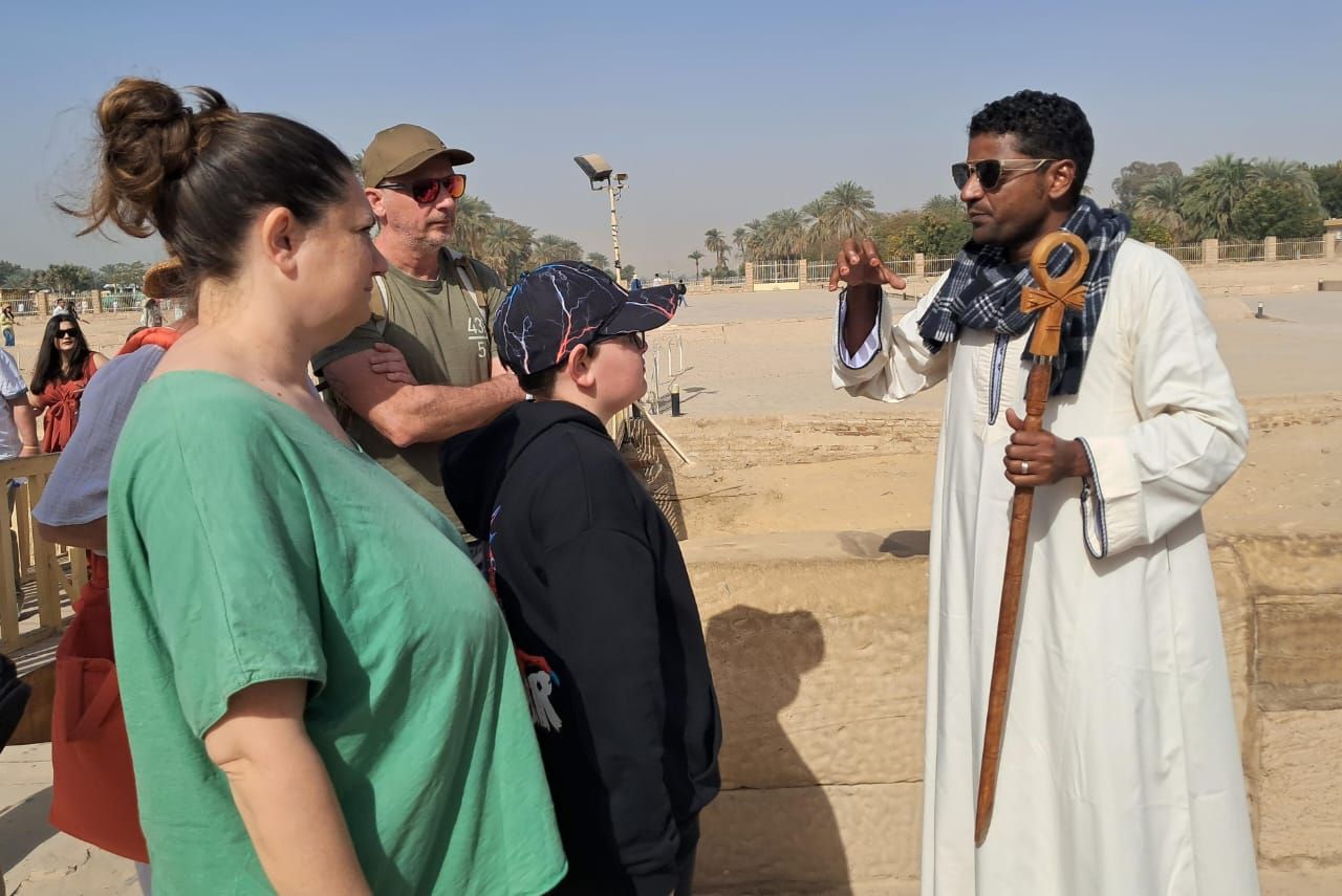 مرشد سياحى يرافق الوفد الفرنسي ويقدمون التهنئة للمصريين بقدوم شهر رمضان مرشد سياحى يرافق الوفد الفرنسي ويقدمون التهنئة للمصريين بقدوم شهر رمضان