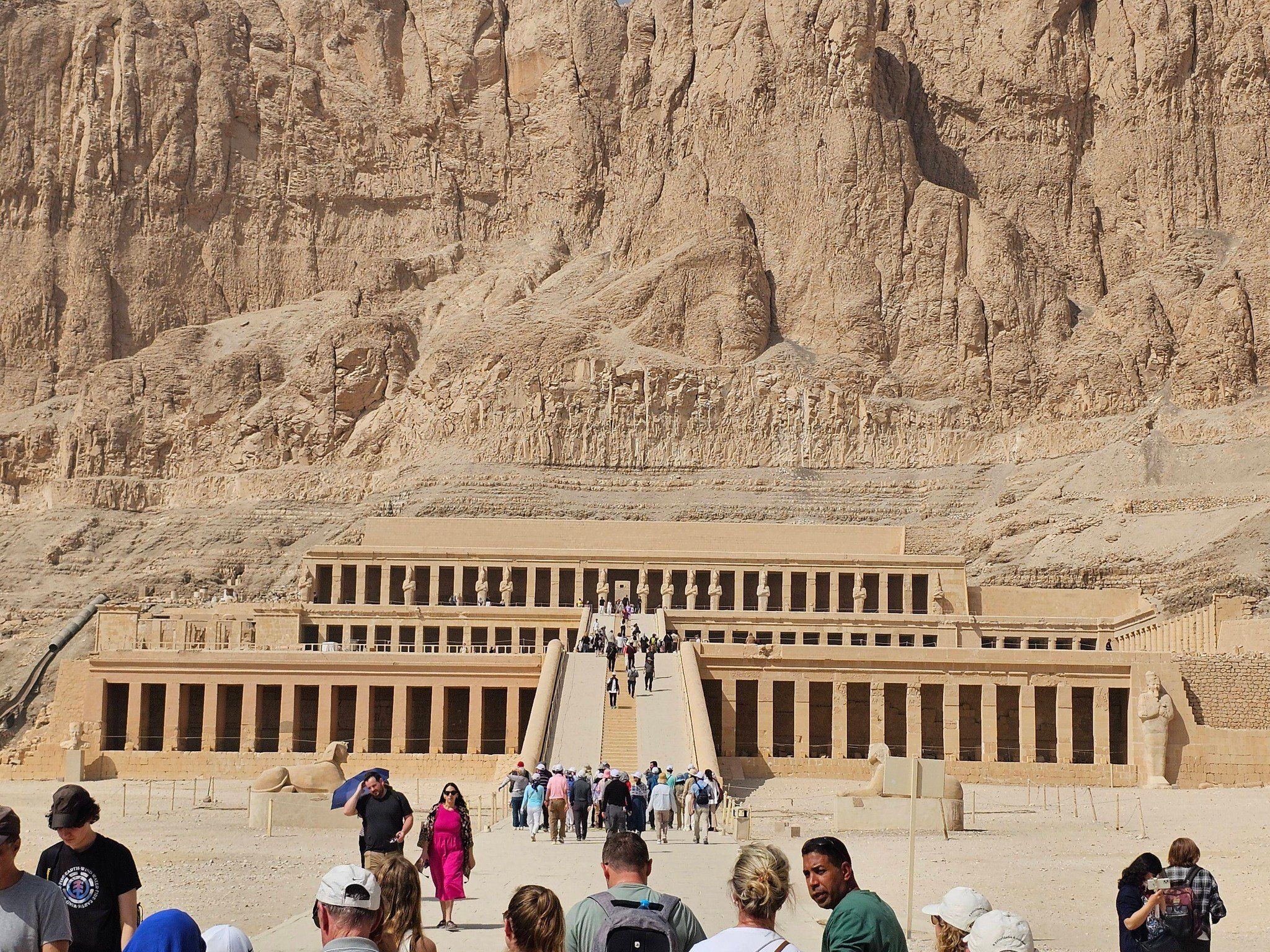 زيارات سياح العالم فى معبد الملكة حتشبسوت بالدير البحرى
