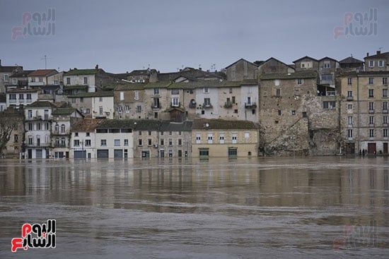 مياه الفيضانات تغمر الطرقات والمبانى مياه الفيضانات تغمر الطرقات والمبانى