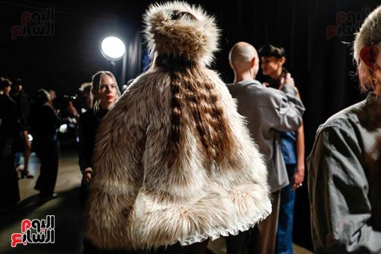 عارضة تقدم أزياء الشتاء الفاخرة عارضة تقدم أزياء الشتاء الفاخرة
