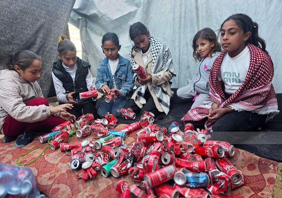 علب المشروبات الغازية تتحول الى زينة رمضان علب المشروبات الغازية تتحول الى زينة رمضان