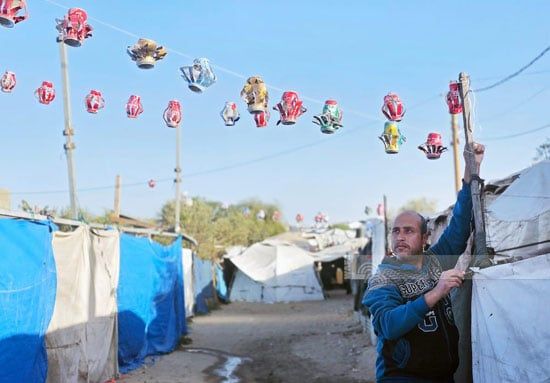 وسط الخيام تعليق زينة رمضان فى خان يونس وسط الخيام تعليق زينة رمضان فى خان يونس