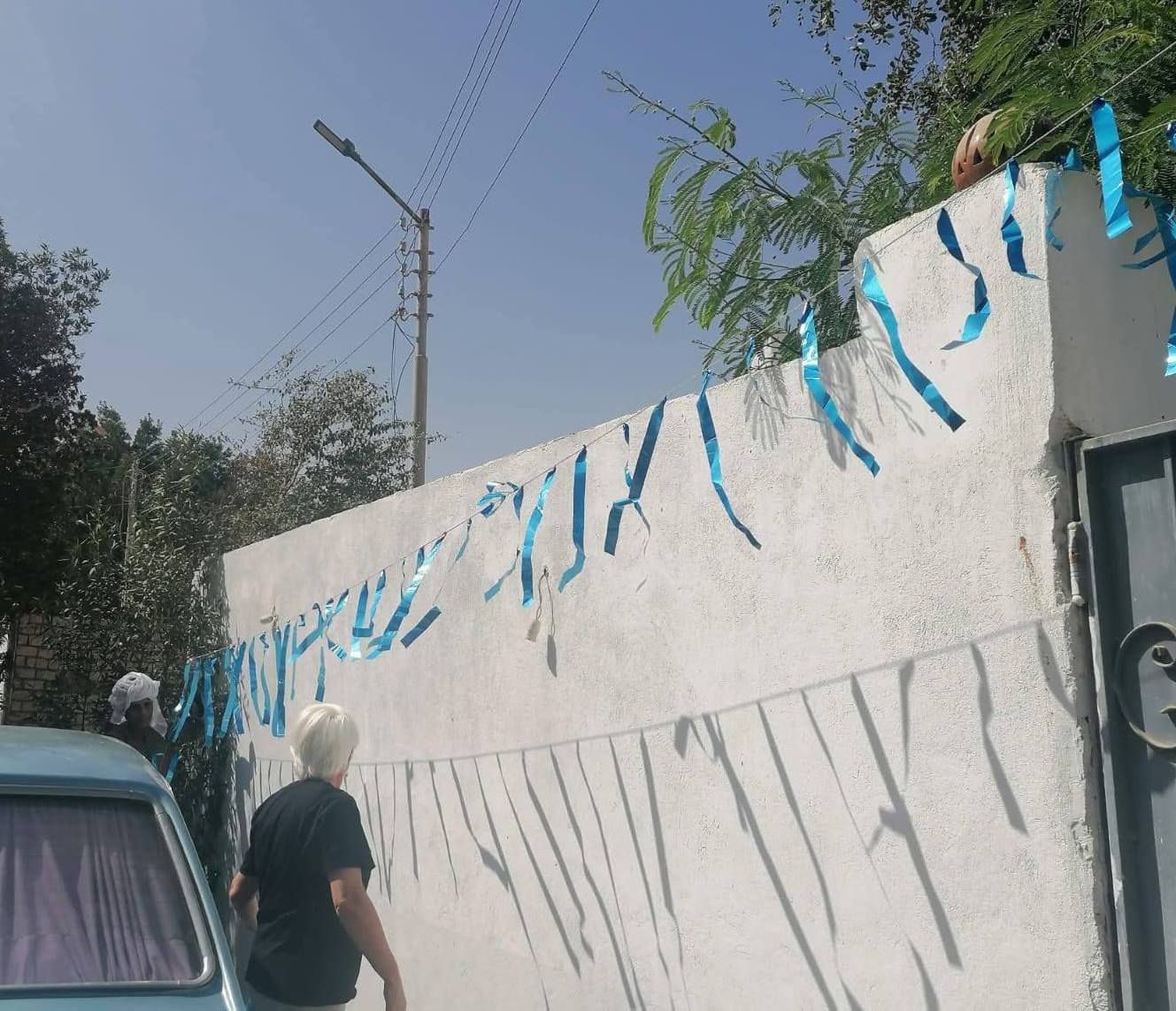 السائحة البلجيكية خلال تركيب زينة رمضان بمنزلها السائحة البلجيكية خلال تركيب زينة رمضان بمنزلها