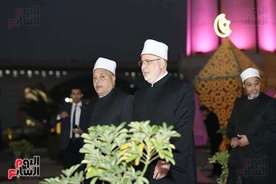 أسرة الراحل الدكتور مفيد شهاب تستقبل المعزين بمسجد المشير طنطاوى (8) أسرة الراحل الدكتور مفيد شهاب تستقبل المعزين بمسجد المشير طنطاوى (8)