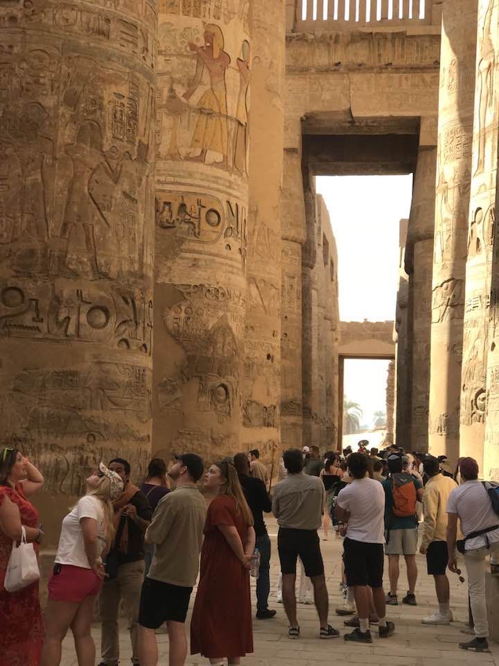 توافد السياح فى قلب صالة الأعمدة الكبرى بالكرنك توافد السياح فى قلب صالة الأعمدة الكبرى بالكرنك
