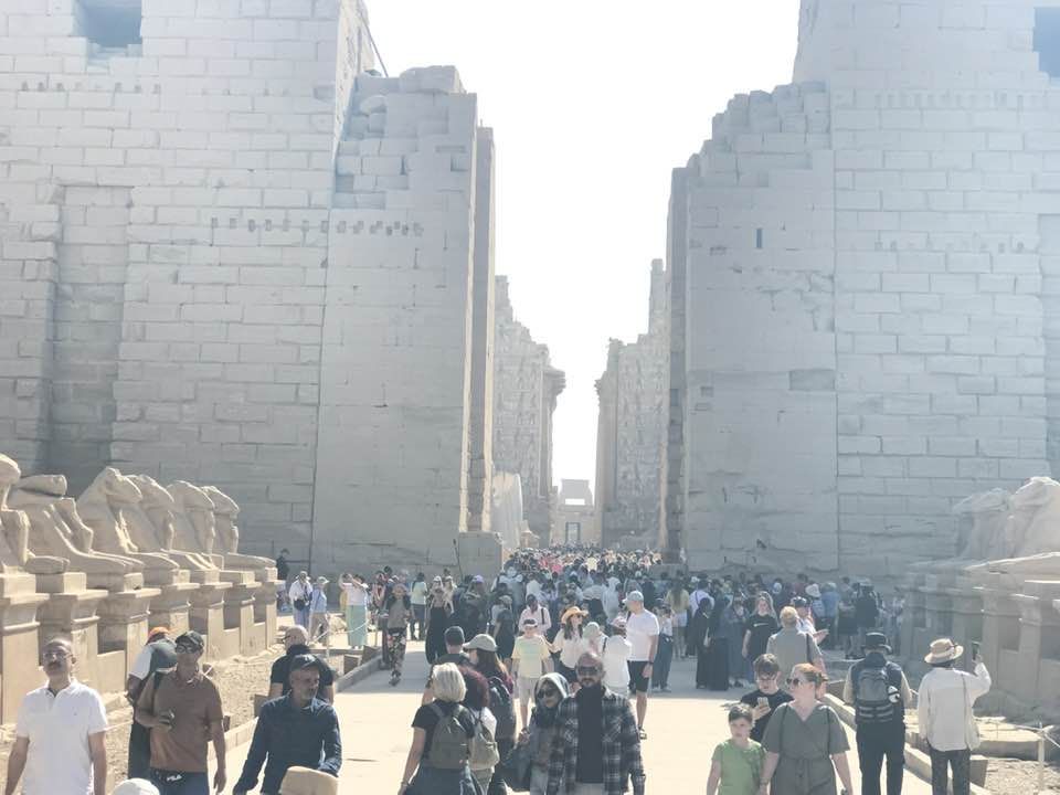 أفواج سياحية كبيرة تزور معابد الكرنك للإستمتاع بالطقس الشتوى الدافئ أفواج سياحية كبيرة تزور معابد الكرنك للإستمتاع بالطقس الشتوى الدافئ