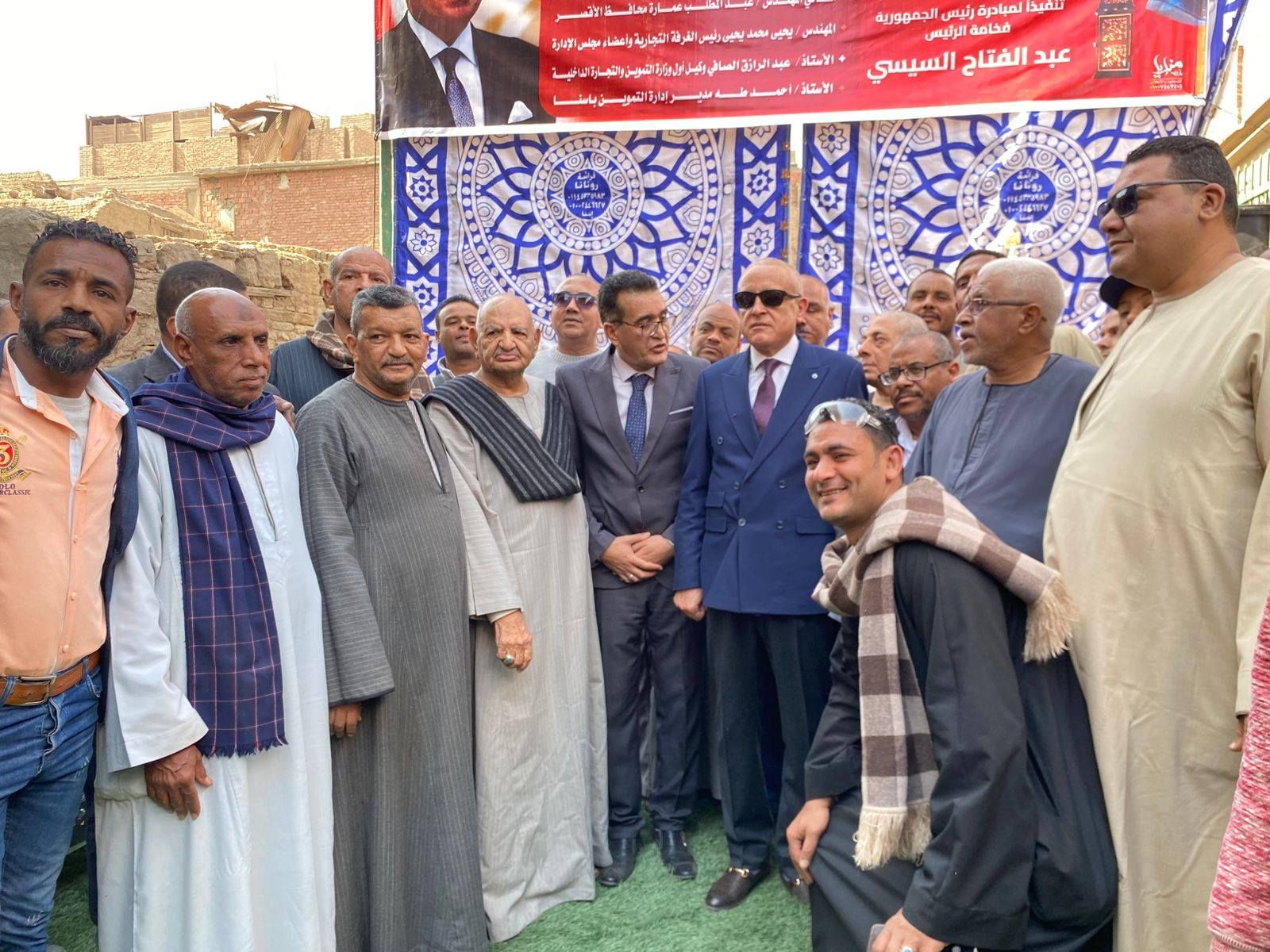 محافظ الأقصر مع أهالى إسنا عقب افتتاح معارض أهلاً رمضان محافظ الأقصر مع أهالى إسنا عقب افتتاح معارض أهلاً رمضان