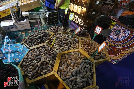 البلح اساسي على السفرة البلح اساسي على السفرة