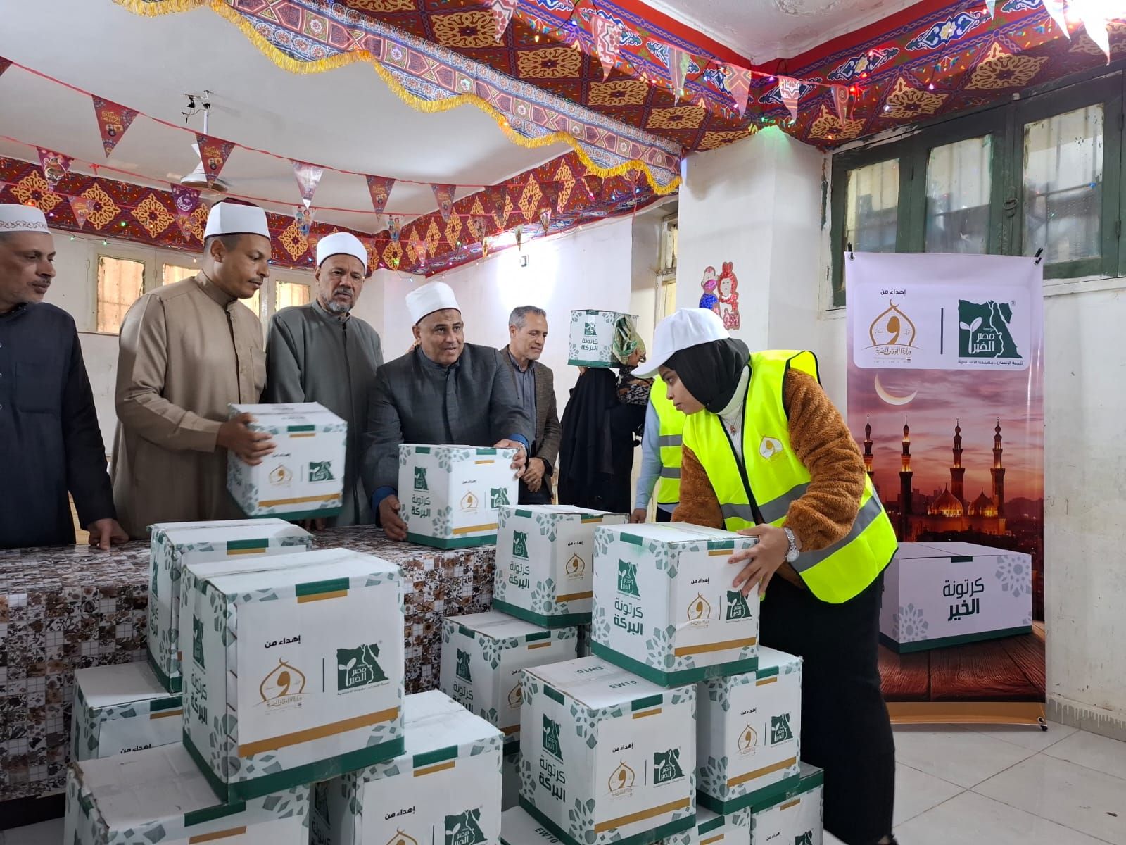 الأوقاف ومصر الخير توزعان 100 ألف كرتونة غذائية بمناسبة شهر رمضان بمحافظات الجمهورية (4) الأوقاف ومصر الخير توزعان 100 ألف كرتونة غذائية بمناسبة شهر رمضان بمحافظات الجمهورية (4)