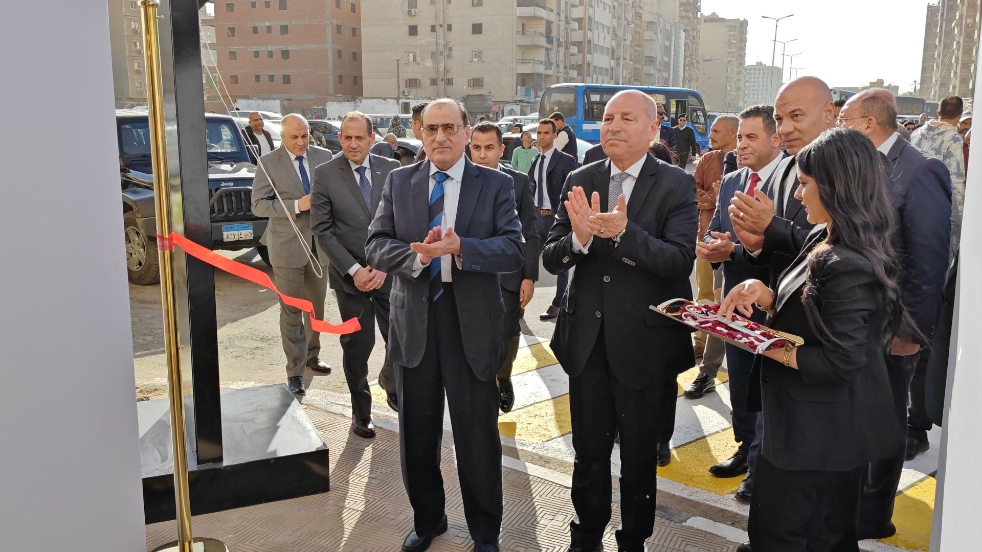 محافظ القاهرة ومستشار رئيس الجمهورية يفتتحان سوق الأمل الحضارى بمدينة نصر محافظ القاهرة ومستشار رئيس الجمهورية يفتتحان سوق الأمل الحضارى بمدينة نصر