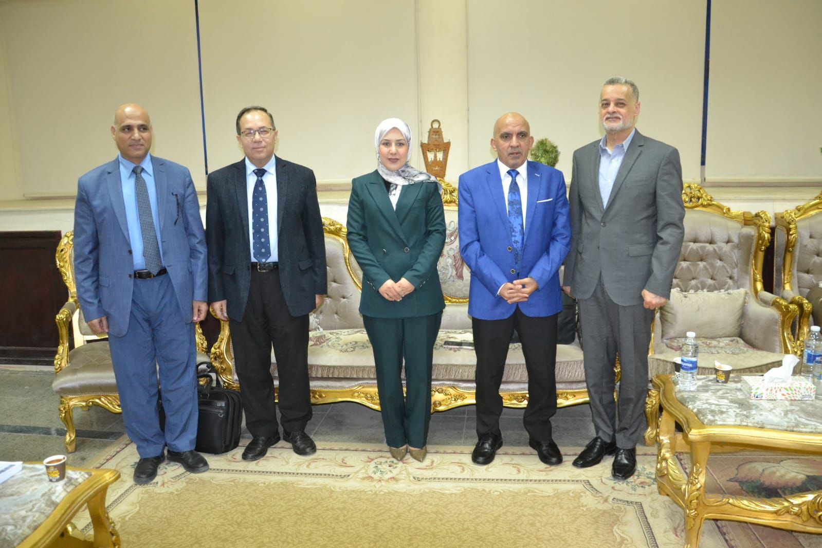 الباحثة ولجنة المناقشة عقب مناقشة الرسالة الباحثة ولجنة المناقشة عقب مناقشة الرسالة